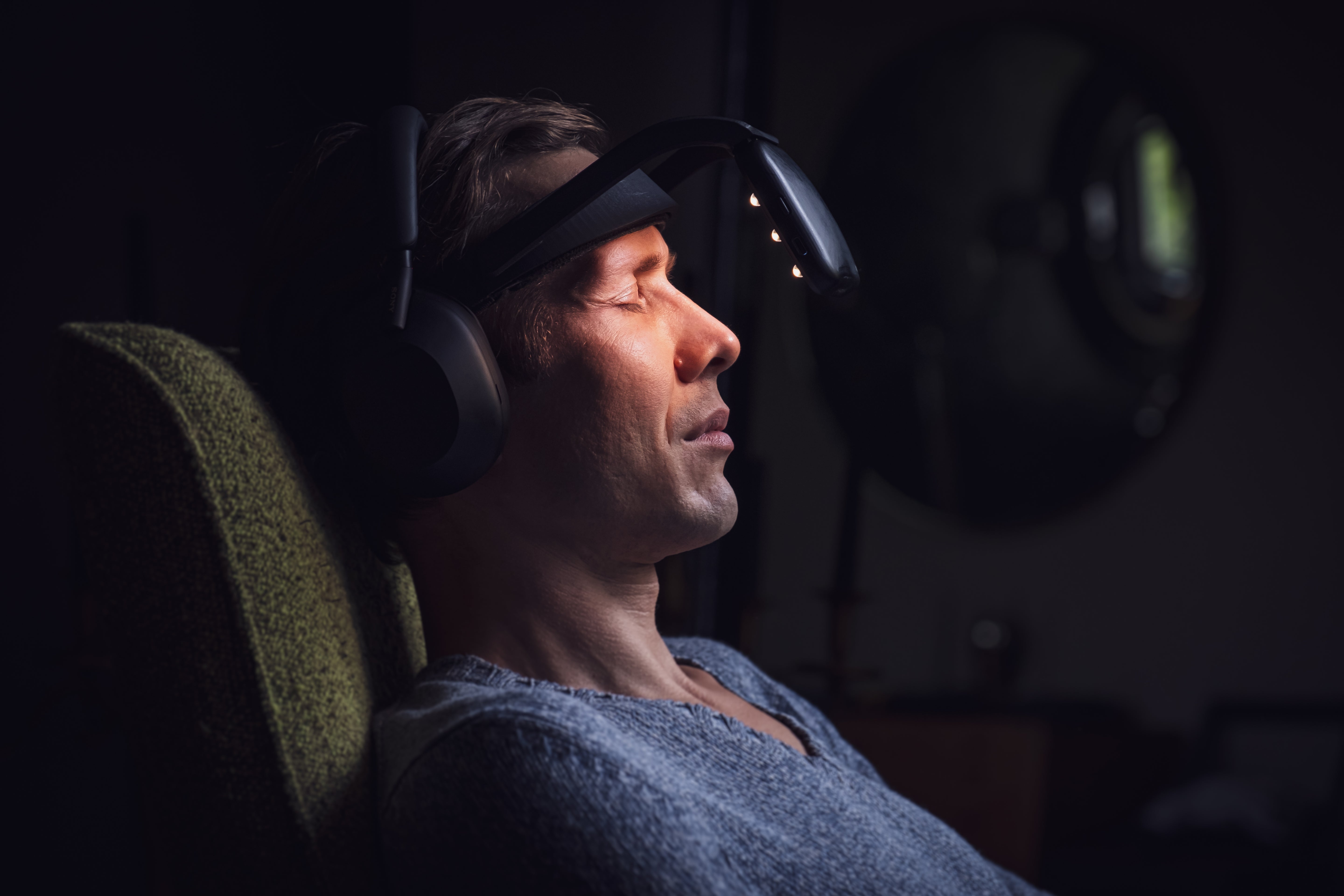 neuroVIZR Light Patterns: Can Light Truly Relax the Brain?